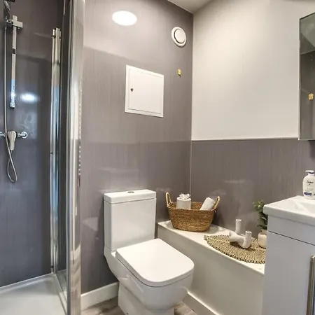 1br Centre Apt, Self Check In, Wifi, By Derbnb Apartment *